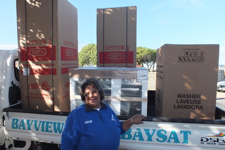 Magrieta Adams staan trots by die eerste deel van Silwerjare se “Lotto”-toerusting wat afgelewer is